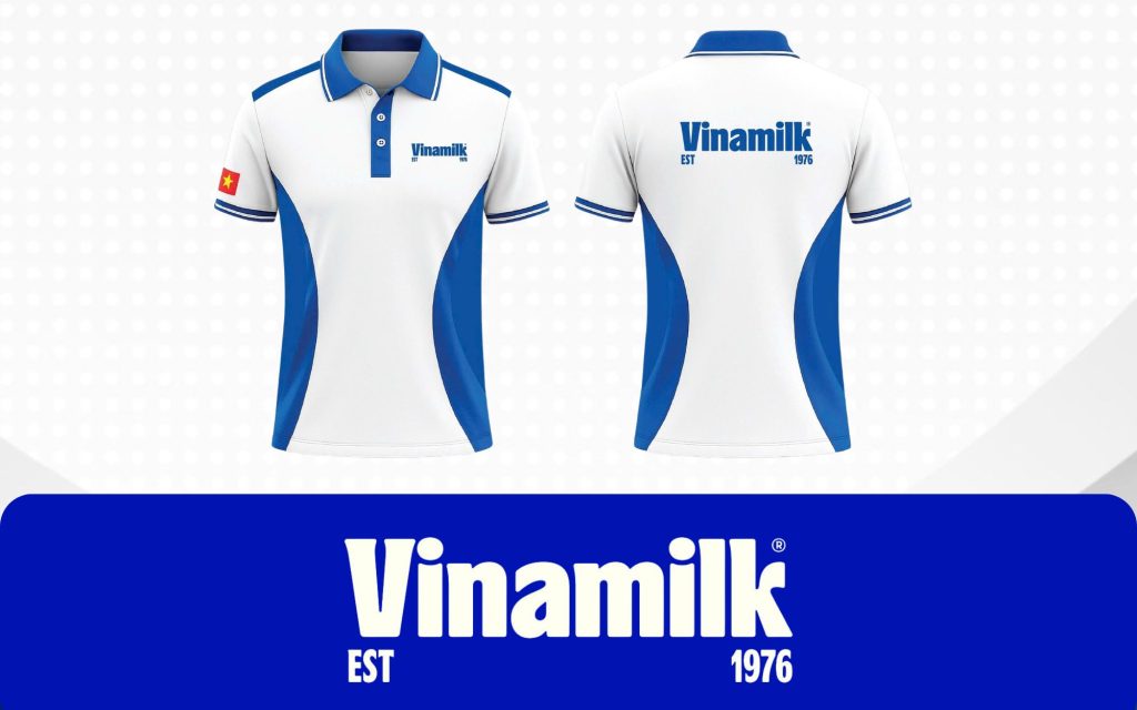 Mẫu áo đồng phục Vinamilk màu trắng xanh phối bo cổ tay, thiết kế hiện đại và tinh tế, in logo Vinamilk nổi bật.